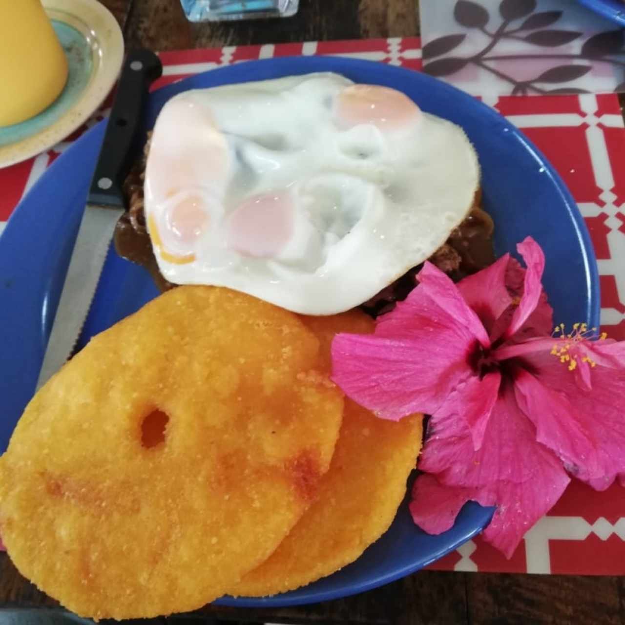 bistec a caballo con tortillas