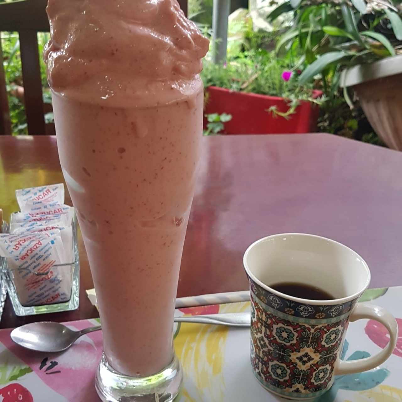 Batido de Fresa con Leche (vs taza de café) 