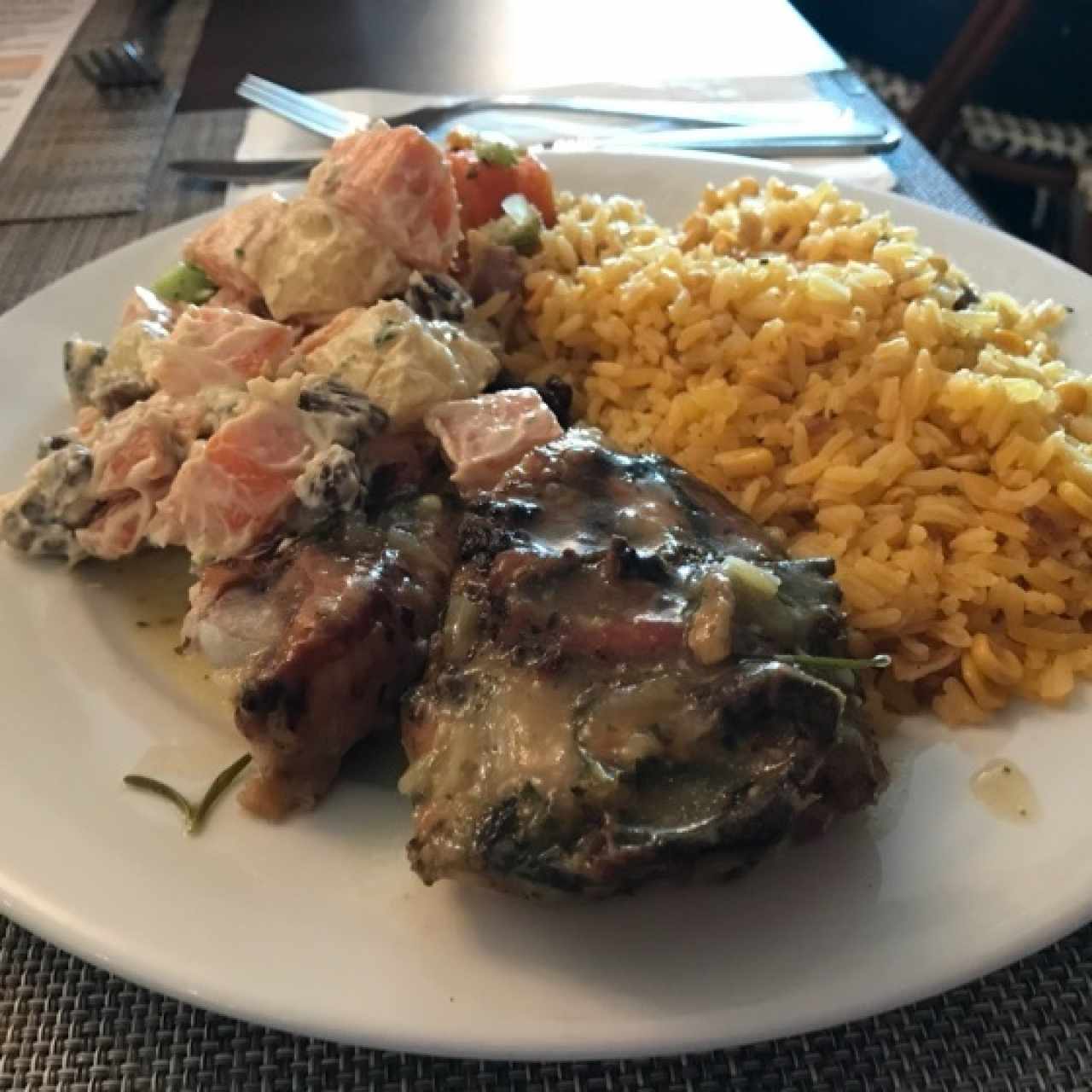 Menu Ejecutivo:  Menu Ejecutivo:  Pollo al Horno,  con Arroz con Maíz y Tocino y Ensalada de Zanahoria con Pasas 