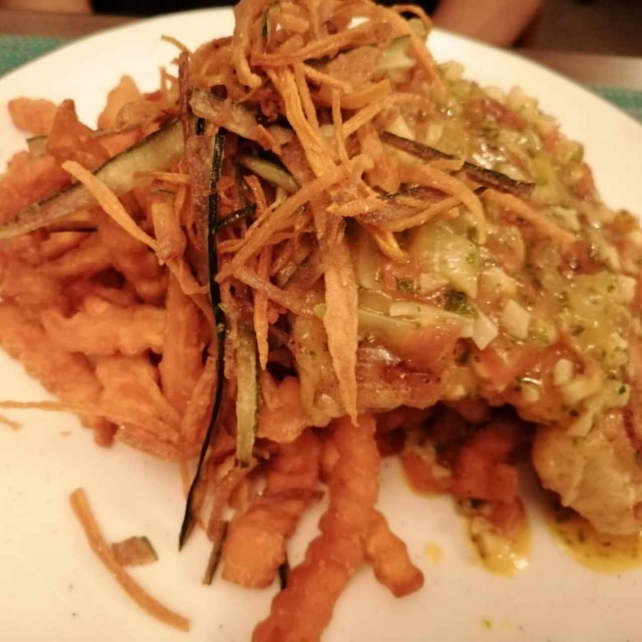 pescado al ajillo con papas fritas de camote