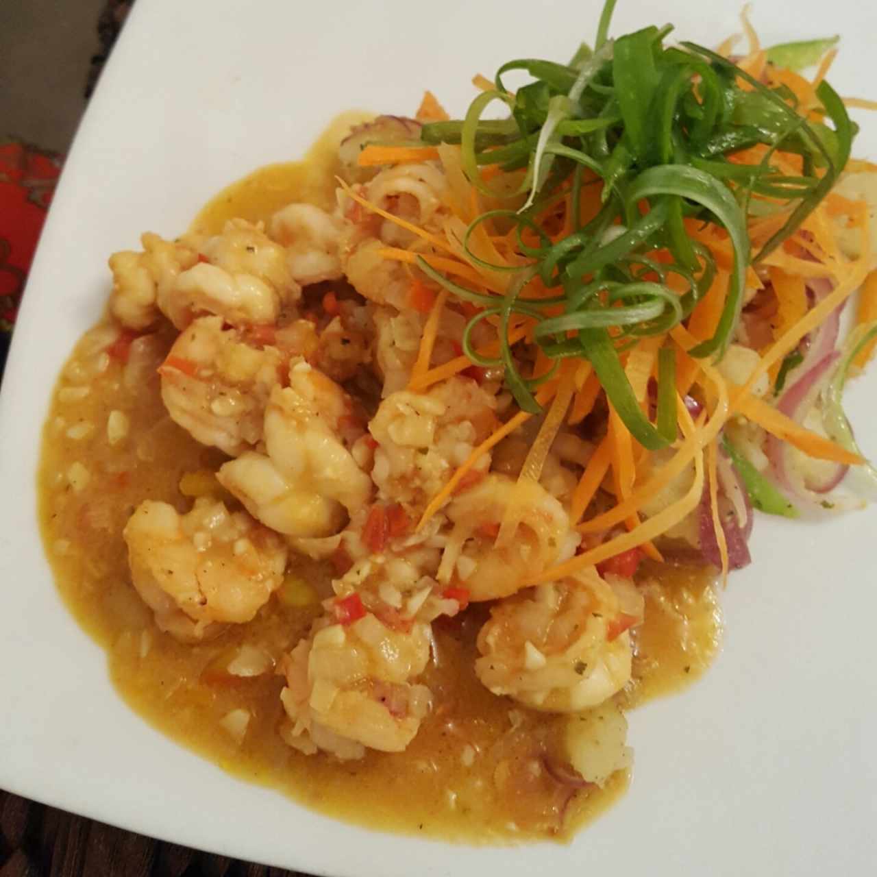 Camarones al ajillo con papas salteadas