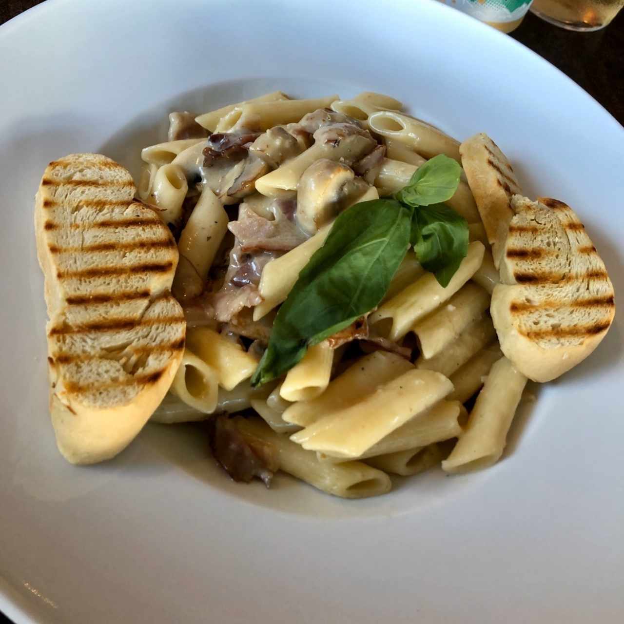 Penne en Salsa alfredo con hongos y tocino