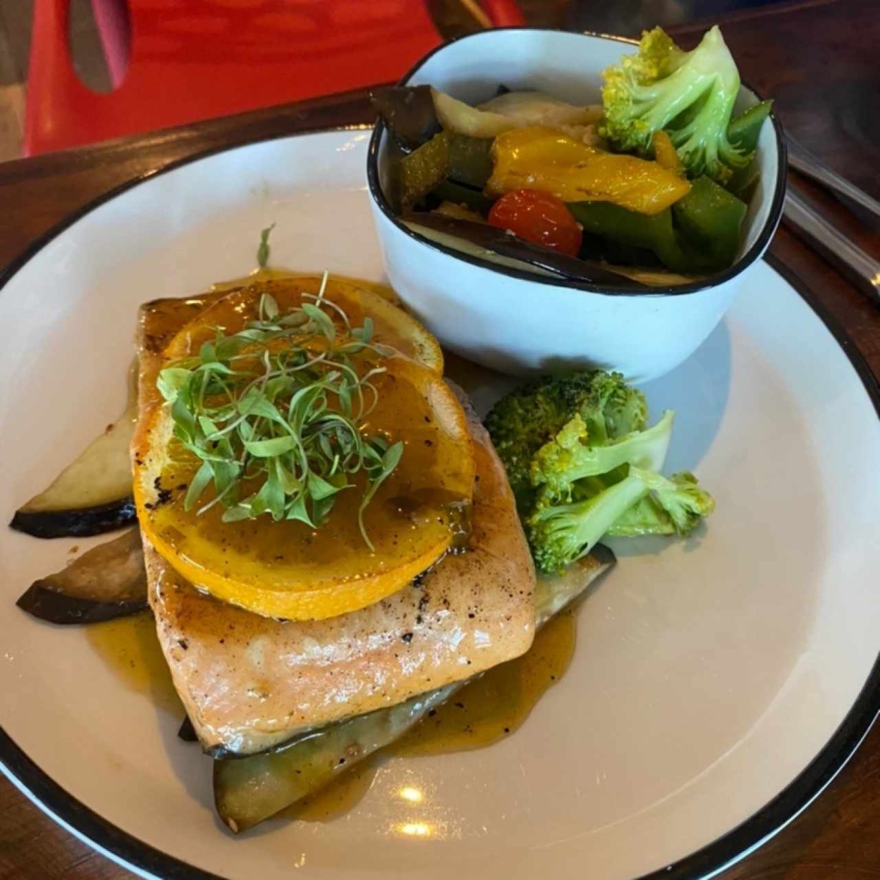 Salmón con vegetales salteados