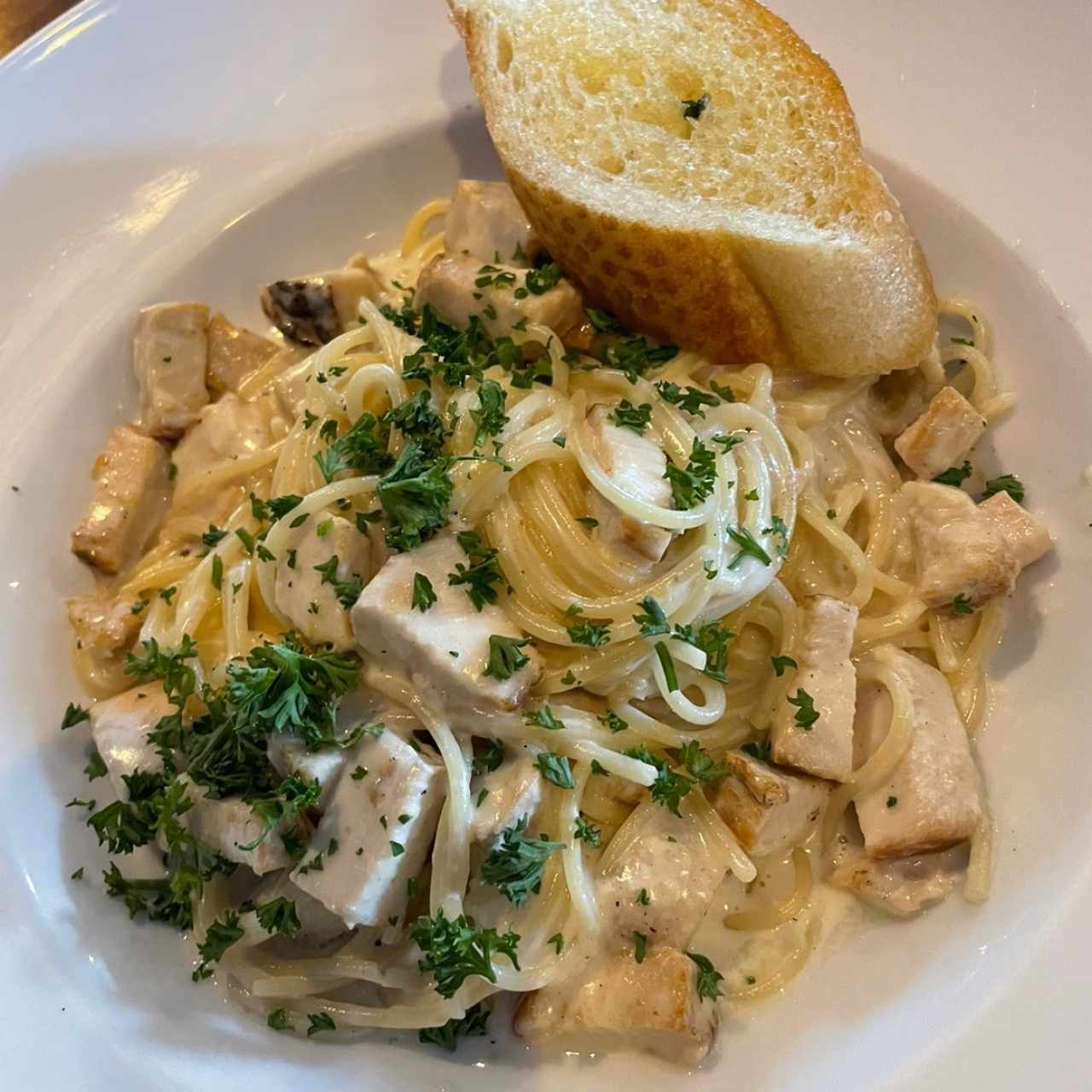 Spaguetti con pollo en Salsa Alfredo