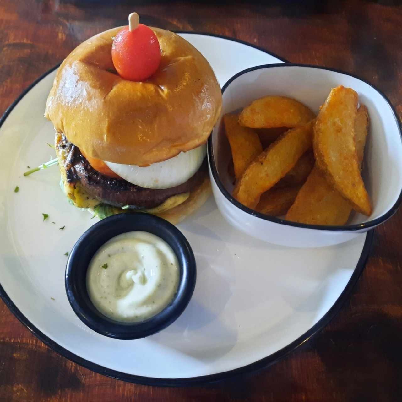 Portobello Burger - Hongo Portobelo gigante asado a la parrilla, cebollitas caramelizadas, tomate, lechuga y salsa bbq. (queso del país asado opcional)*