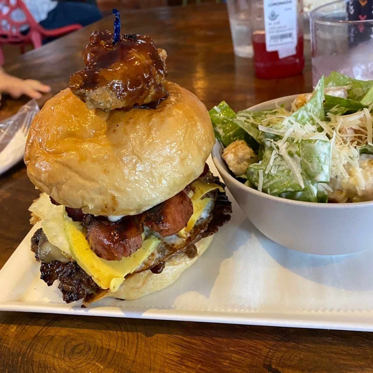 Latin burger con ensalada cesar 