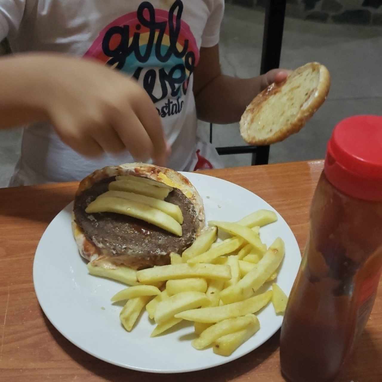 menu de niño hamburguesa sencilla de carne con queso, con papas fritas