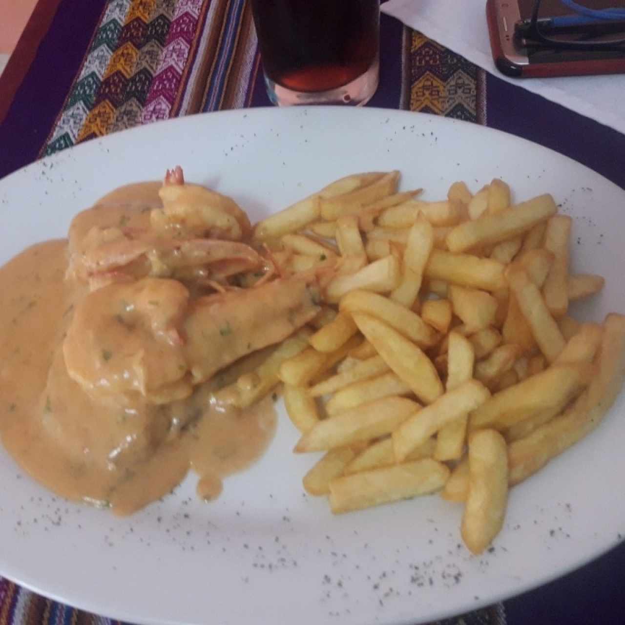 Corvina rellena con langostinos con papas fritas