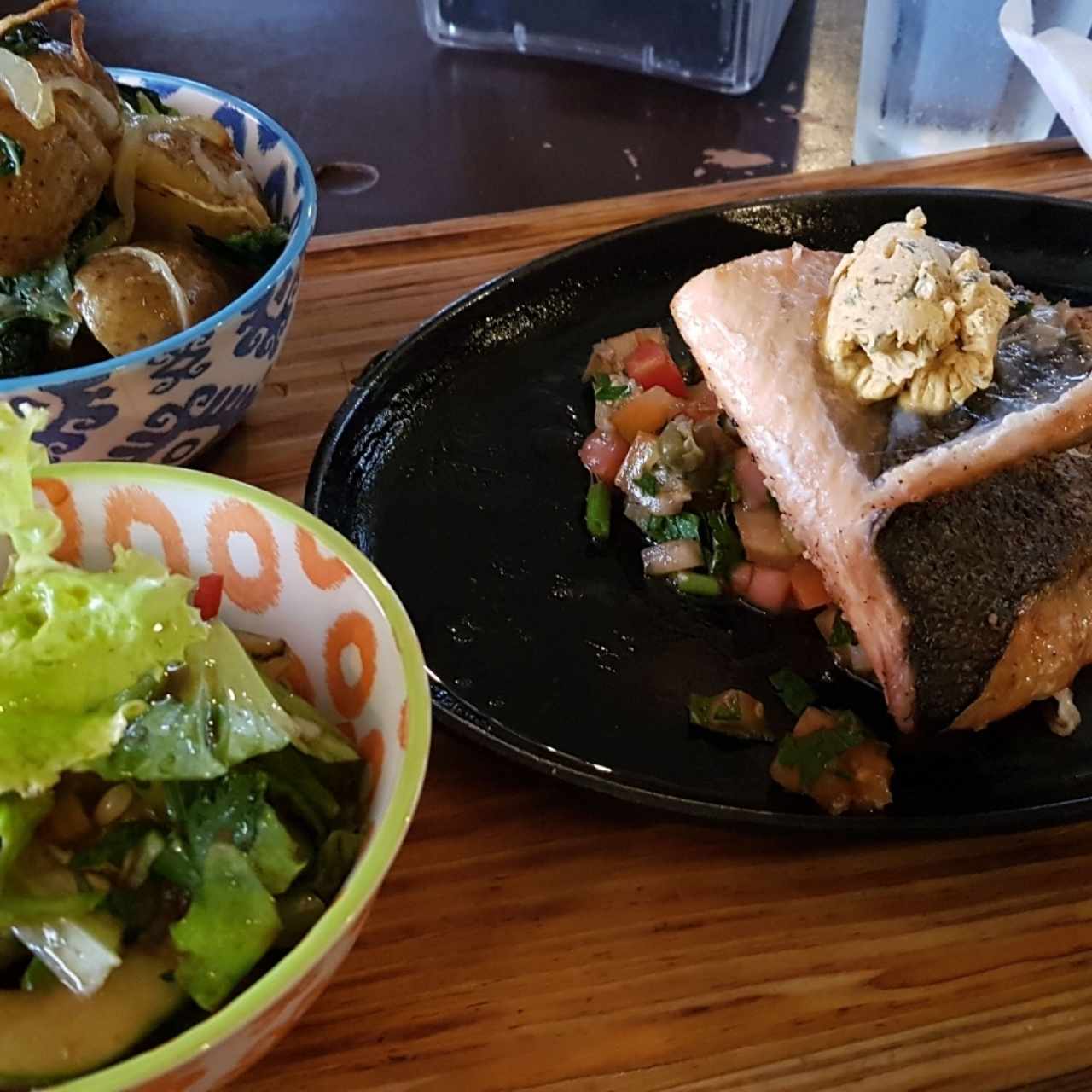 salmon con papas salteadas y ensalada