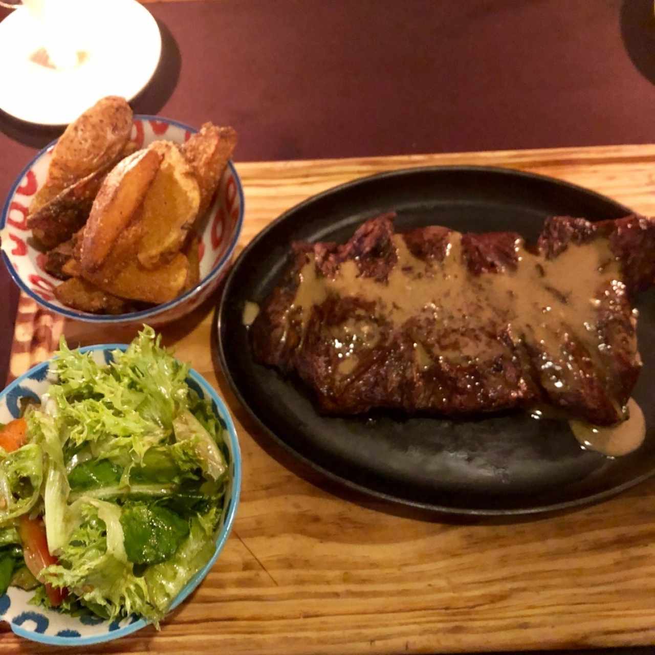 Filete de res con papas fritas y ensalada