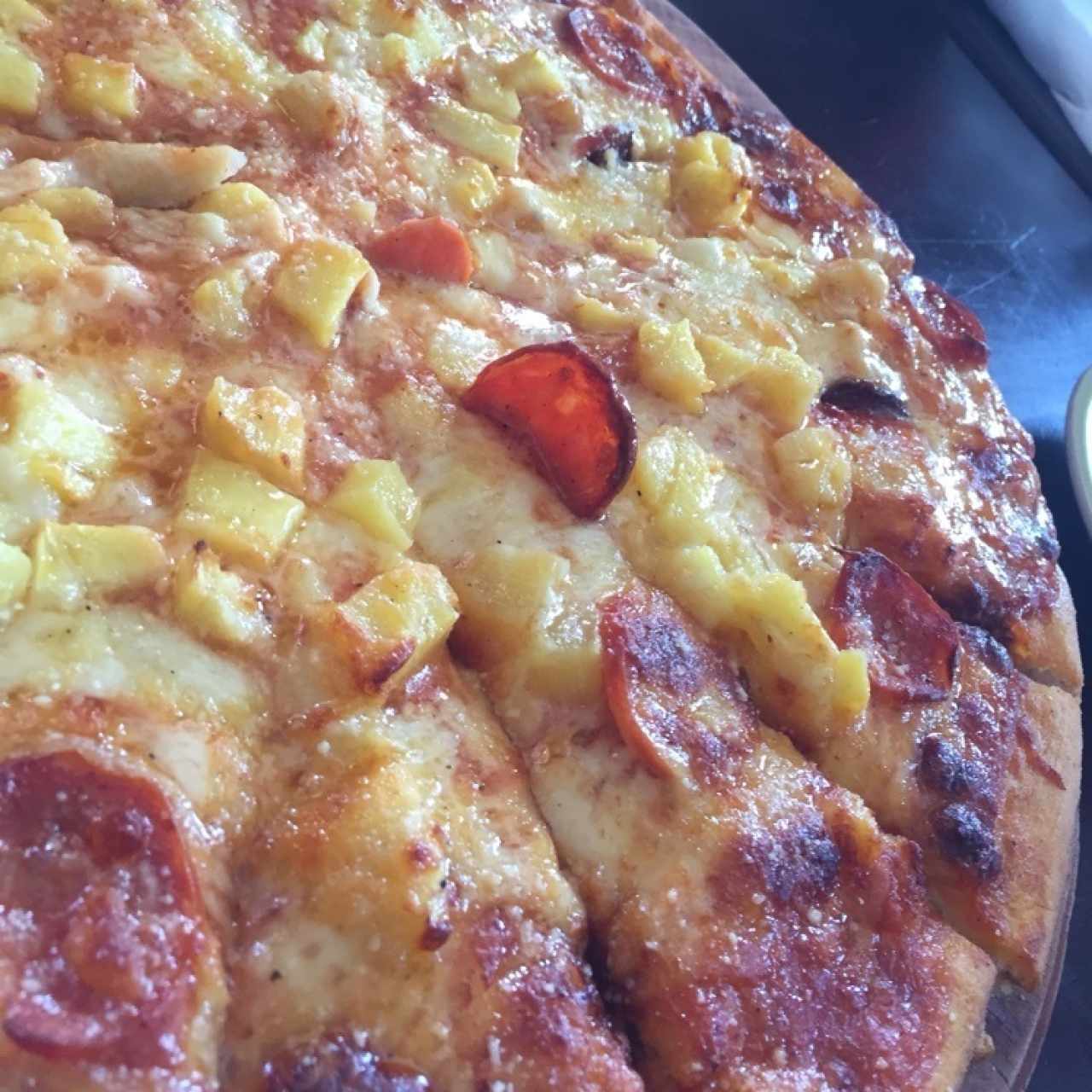 pizza de peperoni y piña