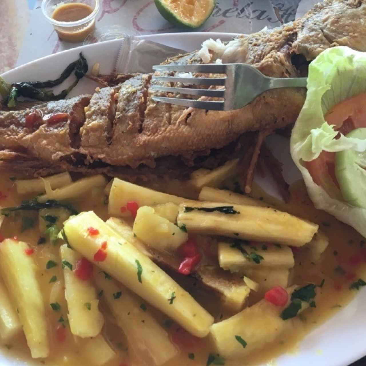 Corvina Frita con yuca al mojo