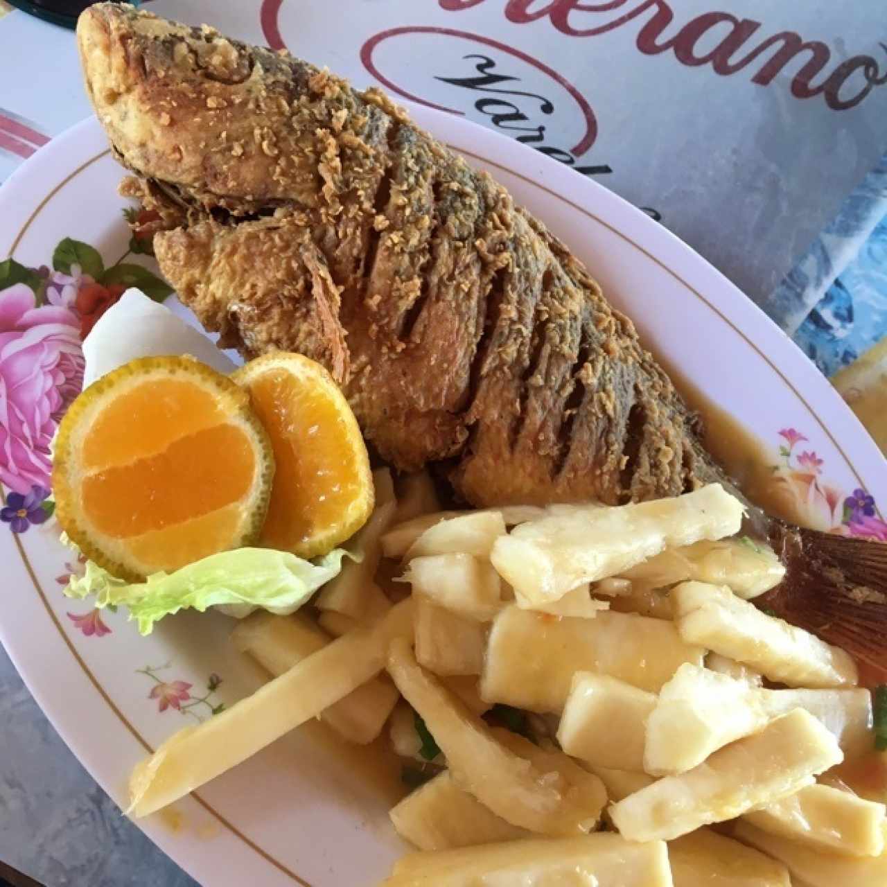 Pargo frito con yuca al mojo