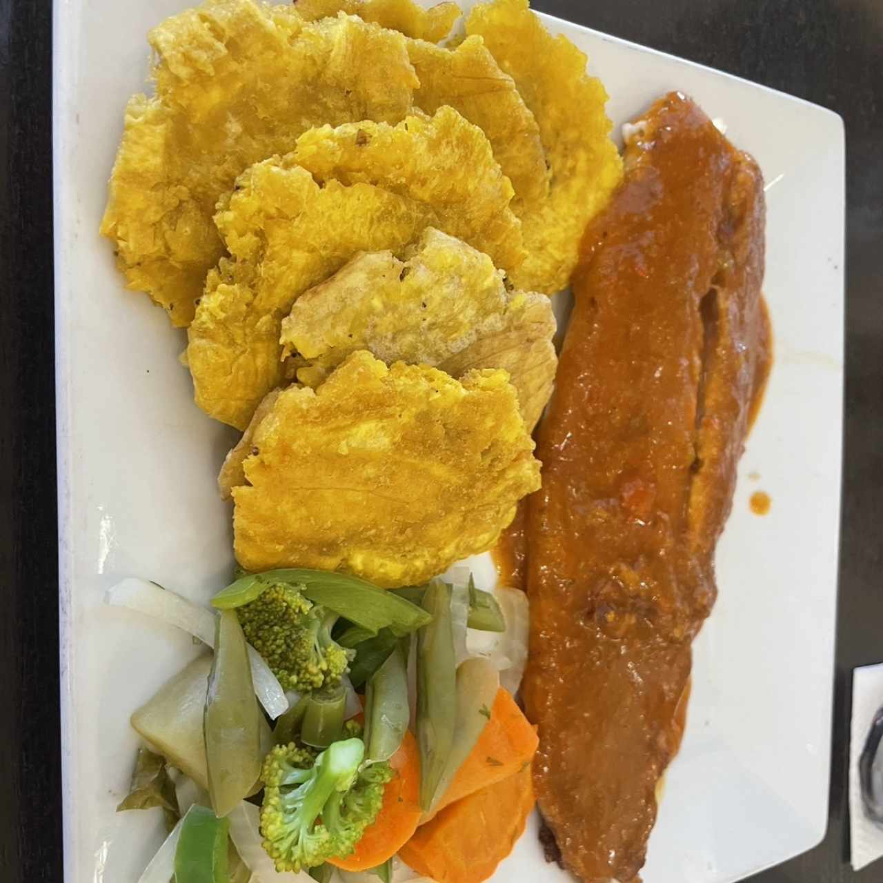 Filete de Pescado (Filete de Corvina En Salsa Picante) con Patacones 