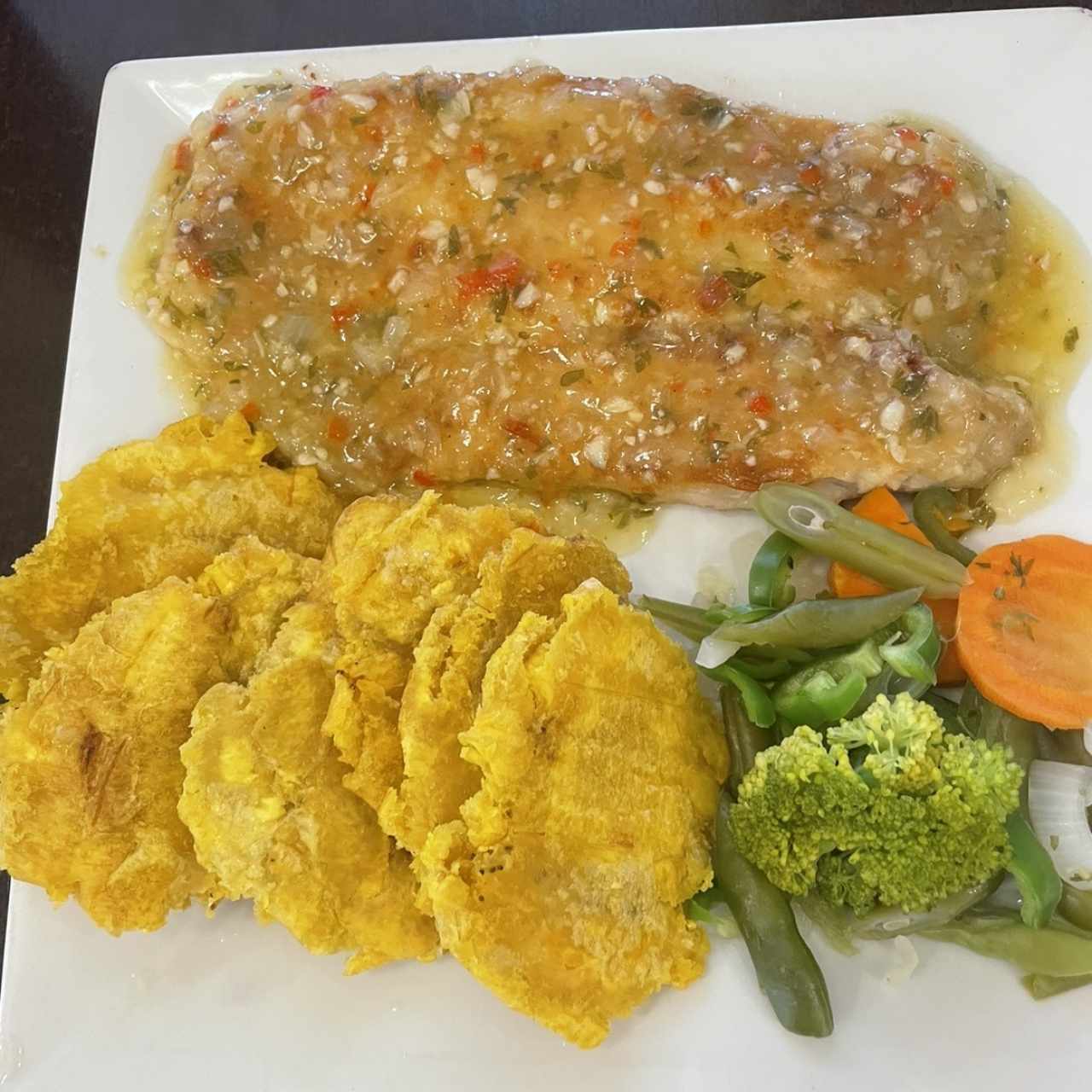 Filete de Pescado (Filete de Corvina Al Ajillo) con Patacones 