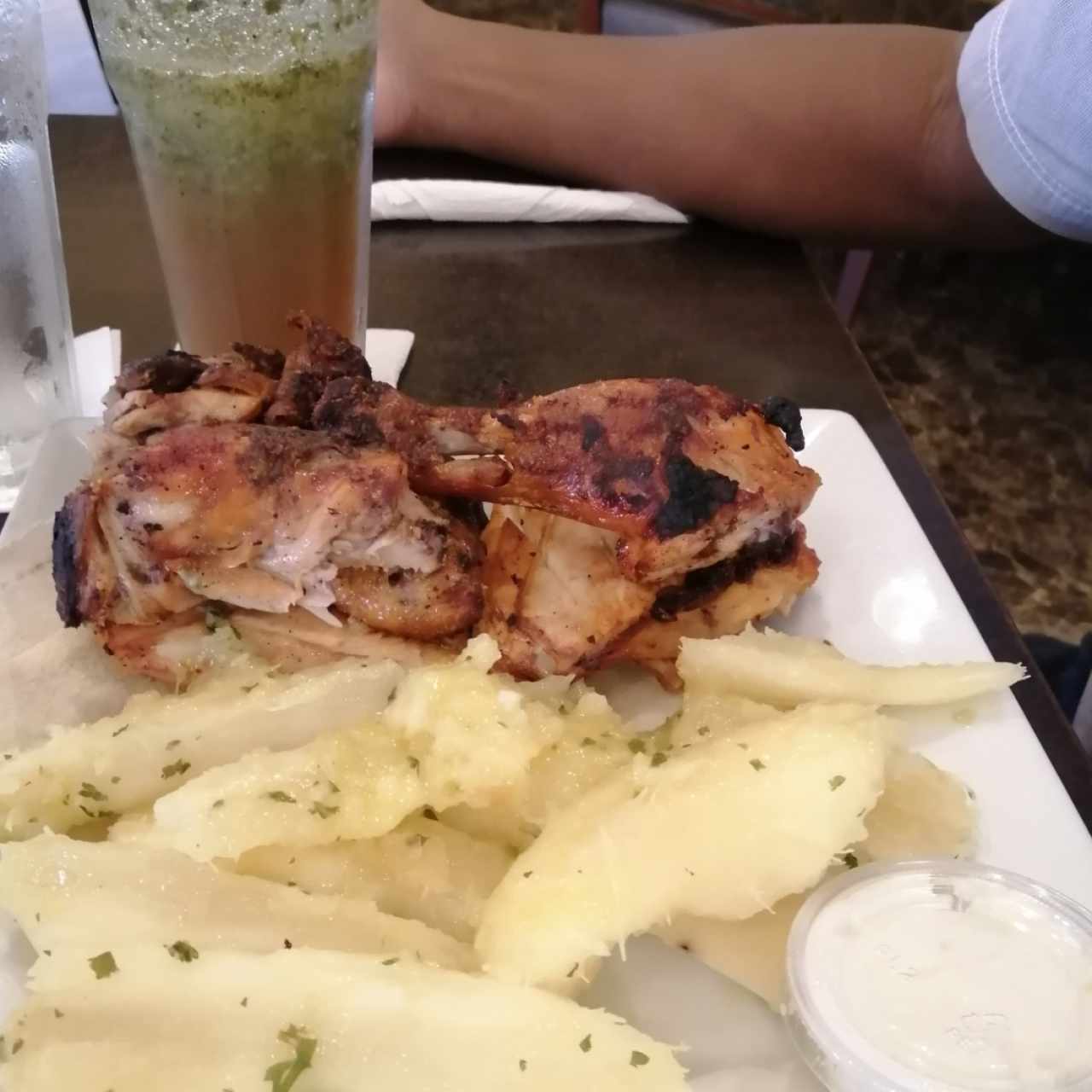 Medio pollo al carbón con yuca moho 