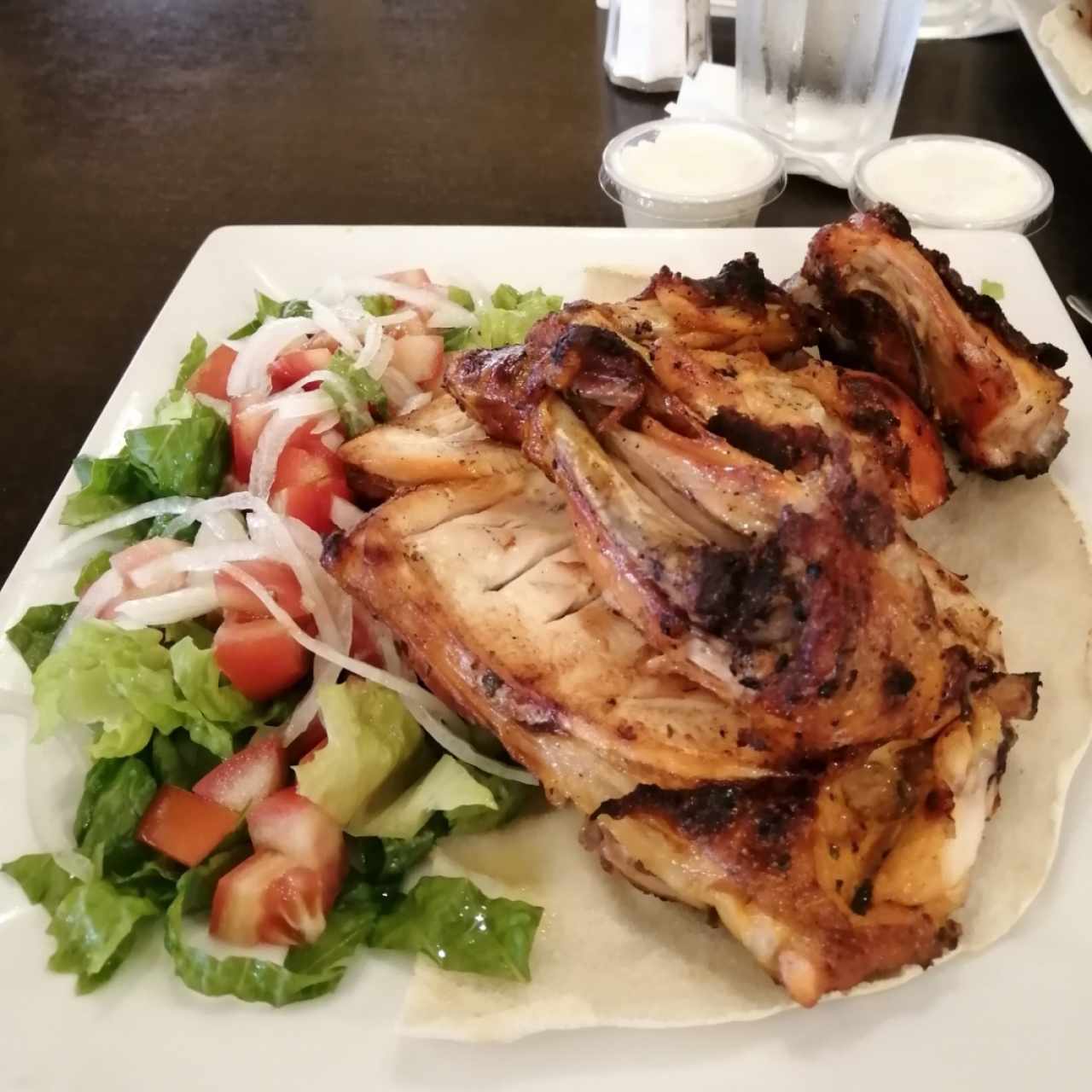 Medio pollo al carbón con ensalada