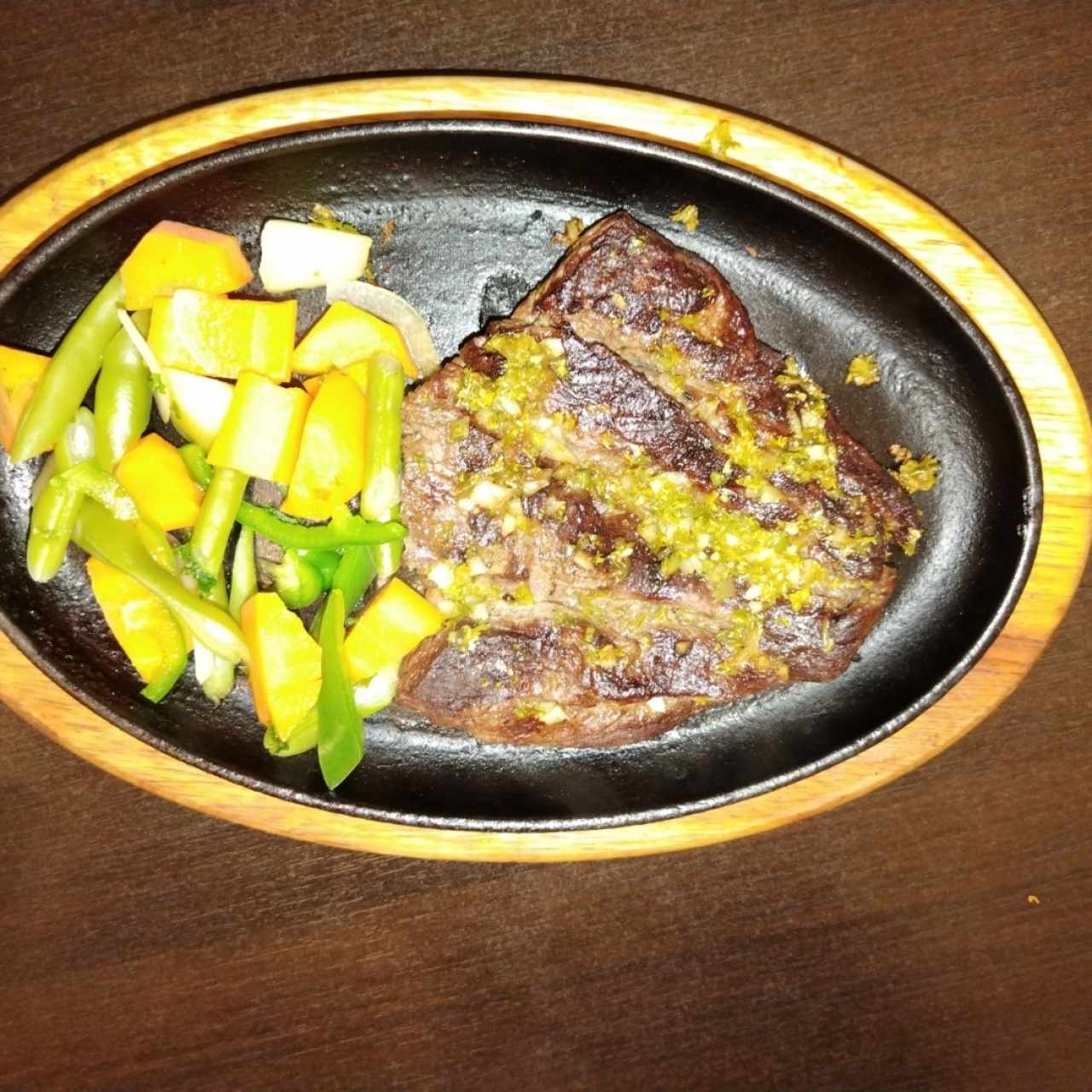 Filete de res al carbón con vegetales salteados. 