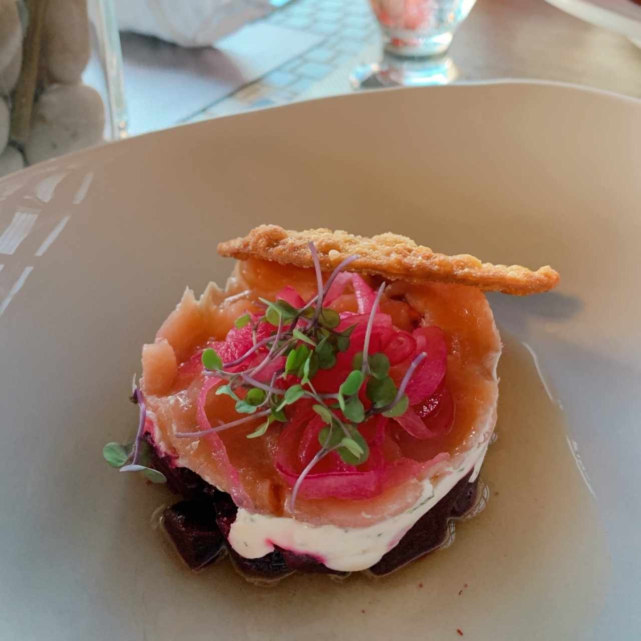 Tartar de samón, remolacha y queso crema