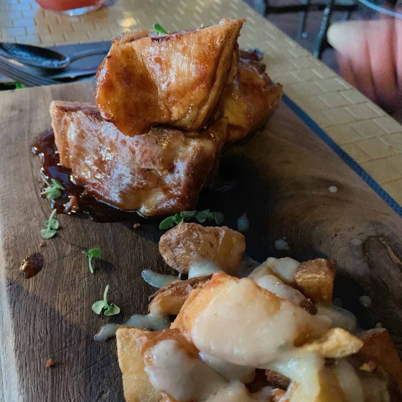 Costillas de cerdo con salsa de cerveza artesanal