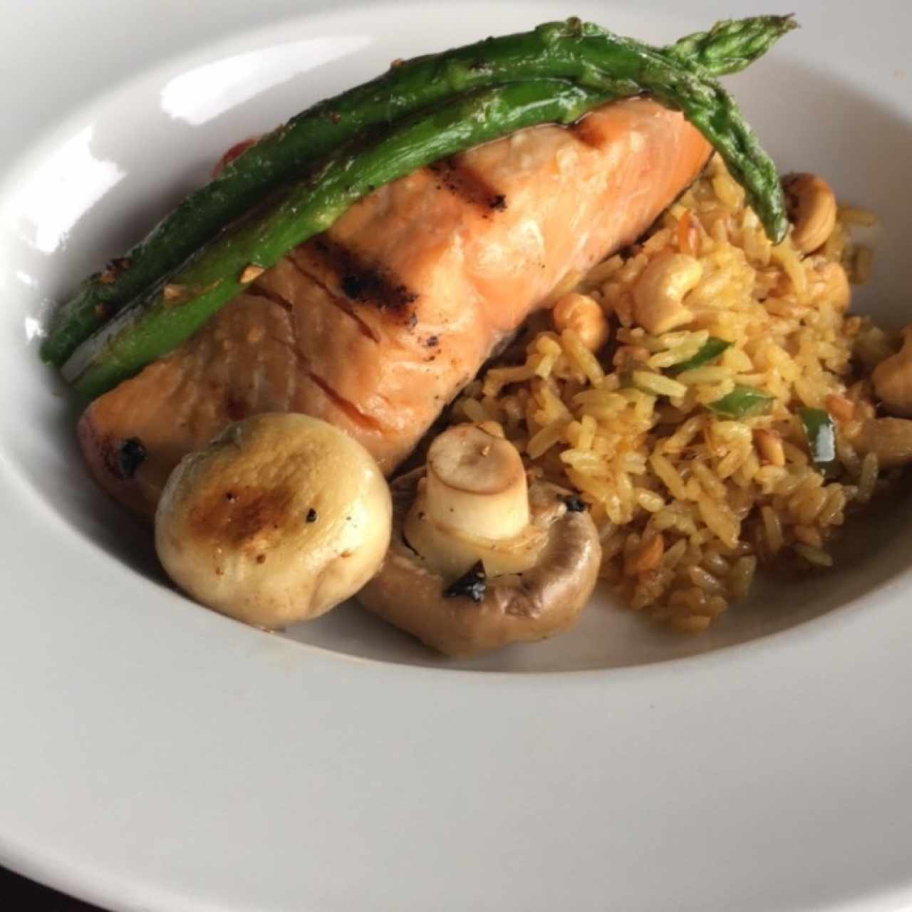 salmon con arroz de jazmin y pepitas de marañon 