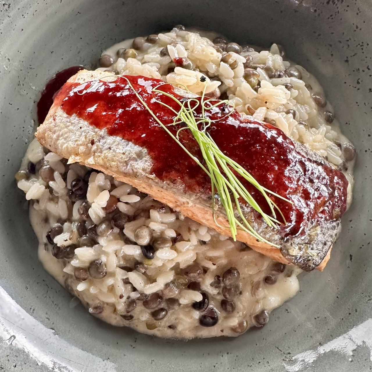 Salmón con risotto de guandú