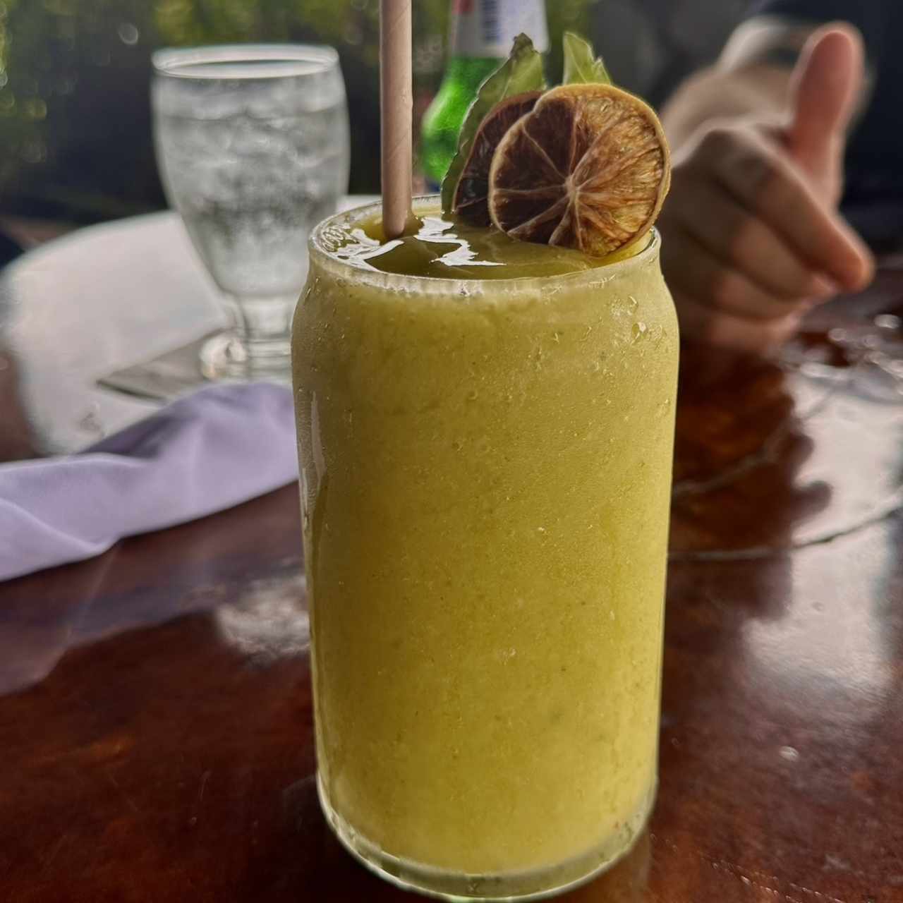 Limonada de mango con albahaca