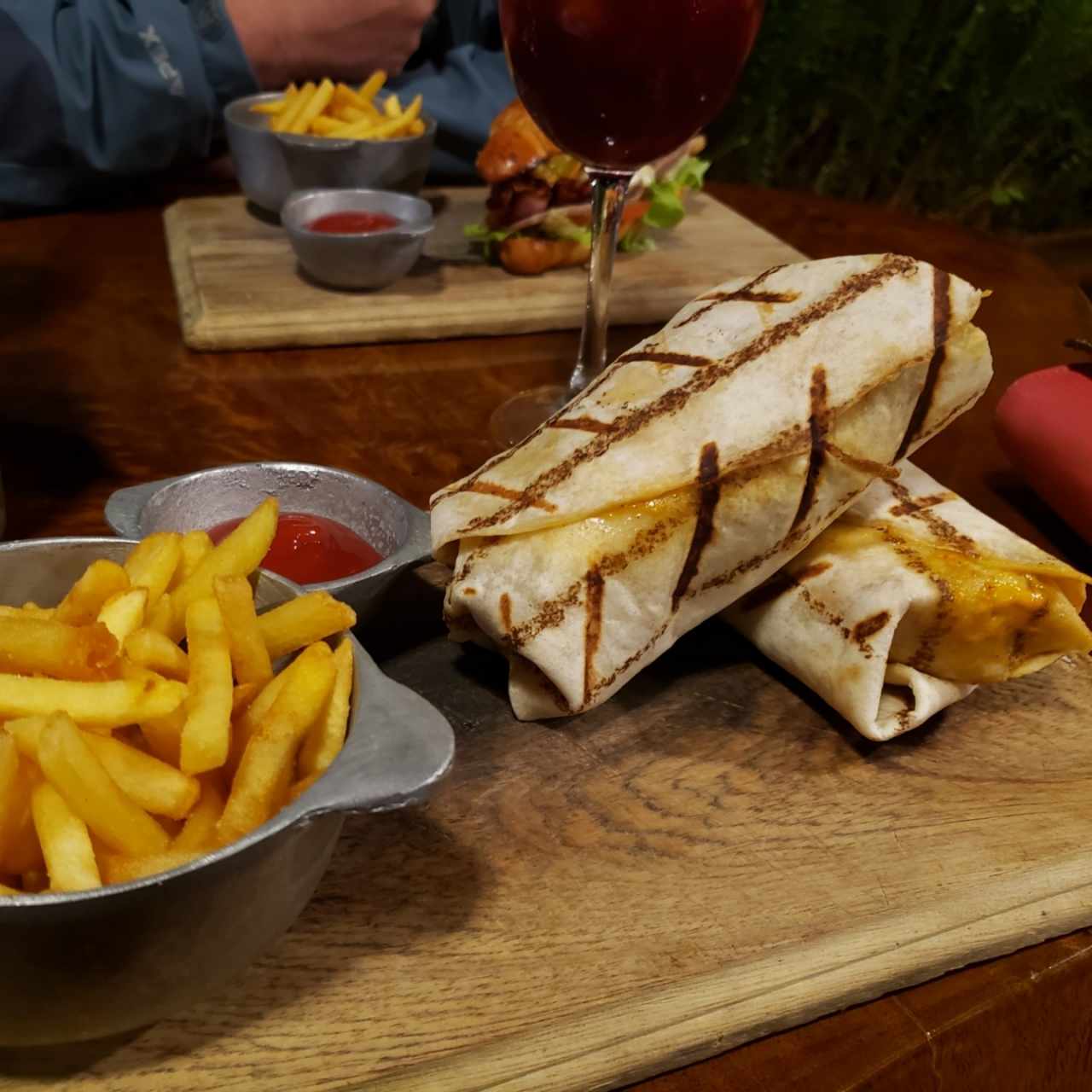 Wrap de Pollo con Papas Fritas