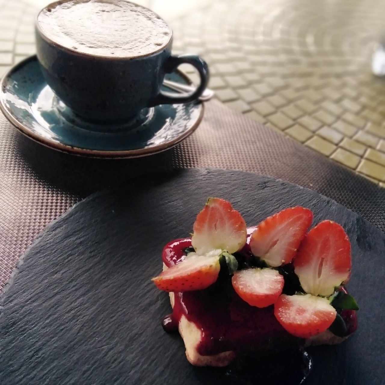 cheescake de fresa o maracuya con un delicioso café 