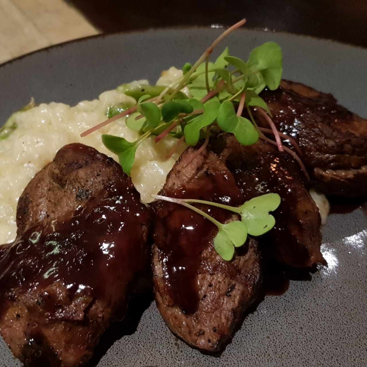 trio de filete sobre rissotto de espárragos.