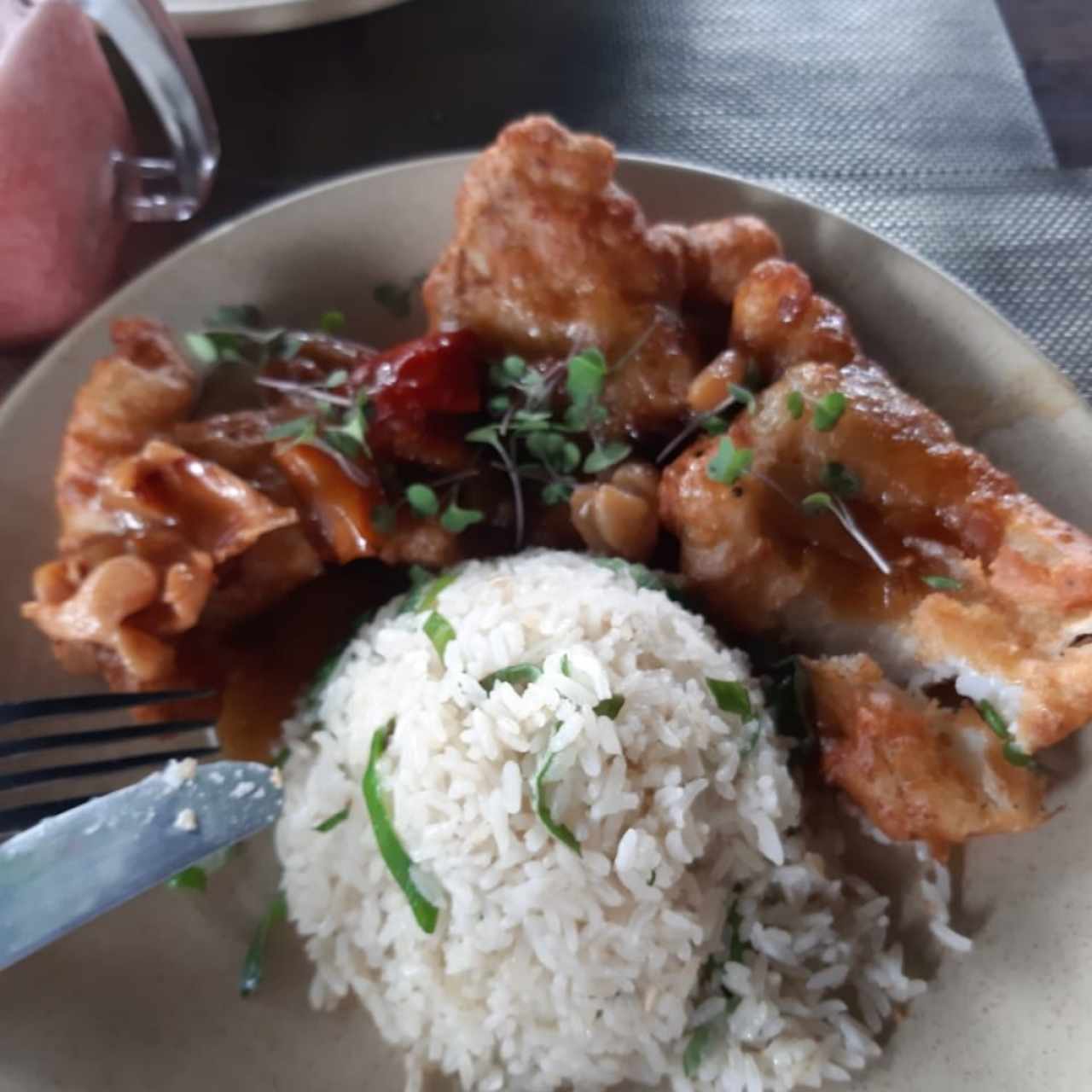 pescado con arroz de jazmín 