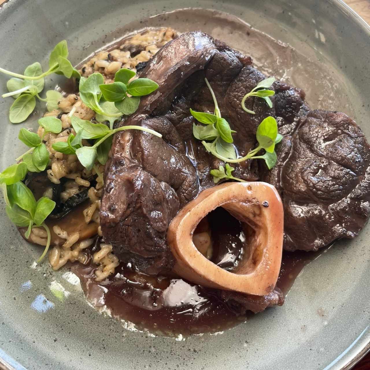 Ossobuco al tinto con risotto de hongos trufados👌🏼