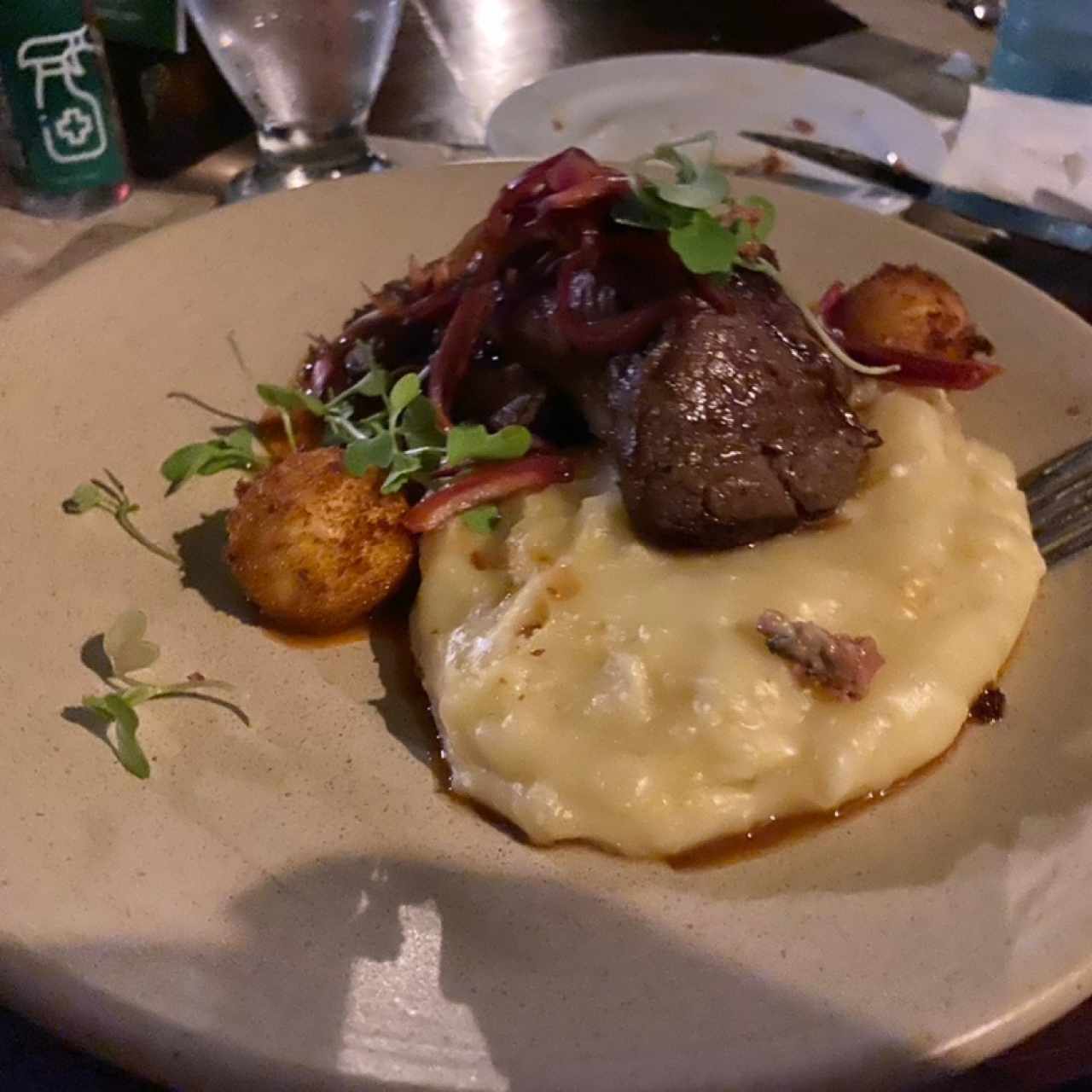 Filete criollo con oute de yuca y croquetas de queso