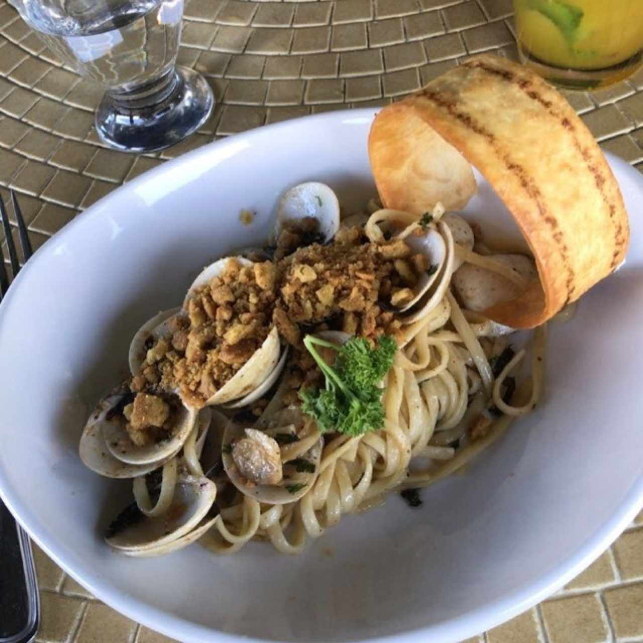 Linguini de almejas con crumble de camaron