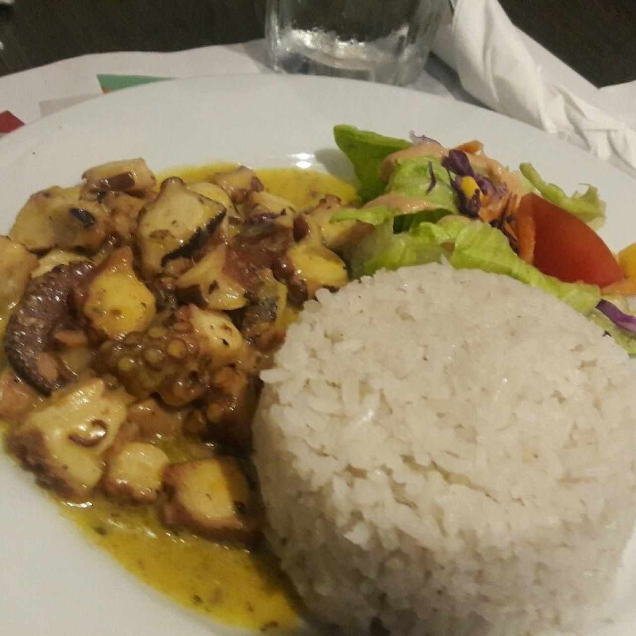 Pulpo en salsa de curry y coco