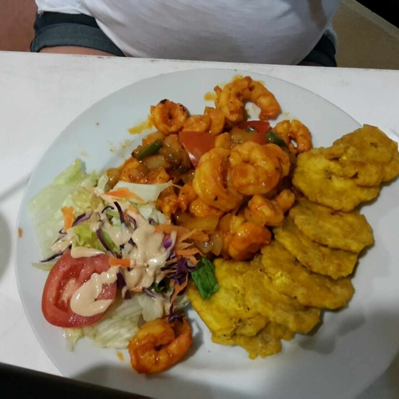 camarones en salsa criolla con patacones