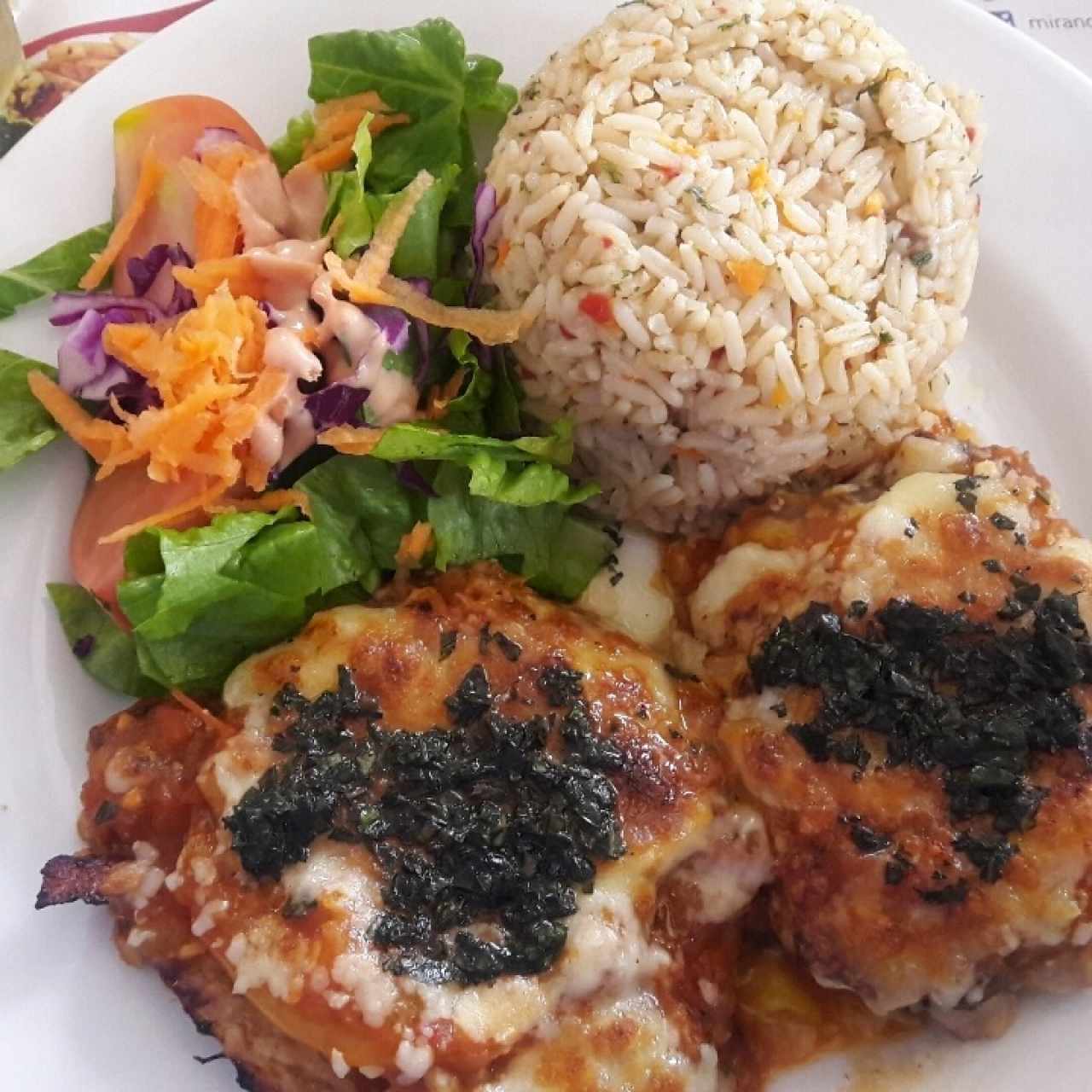 Pollo caprese con arroz penca