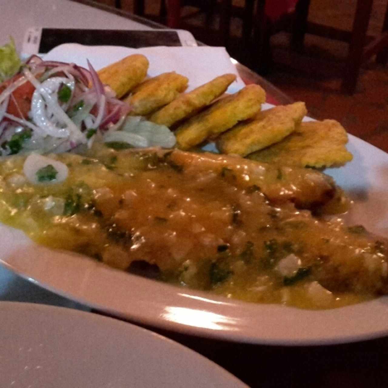 filete de pescado al ajillo y patacones 