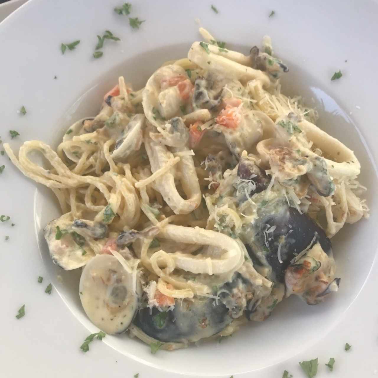 espaguetti con marisco en salsa blanca