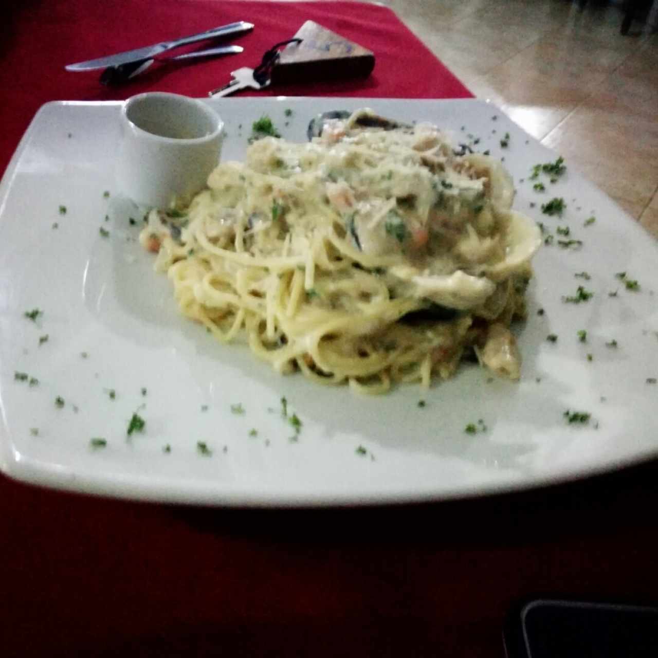 spaghettis con mariscos en salsa blanca.