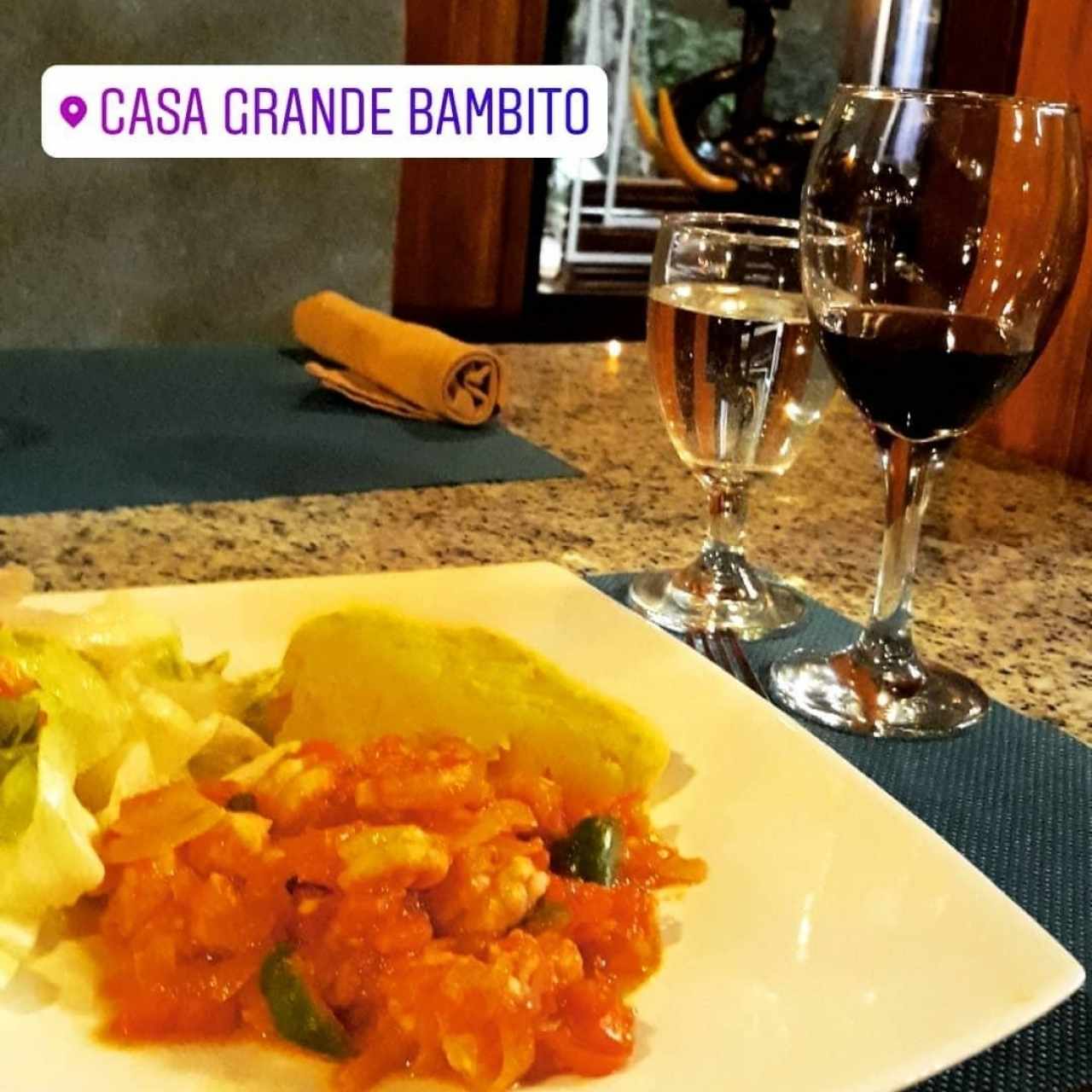 Camarones al ajillo con puré, ensalada verde y una deliciosa copa de vino cabernet sauvignon.