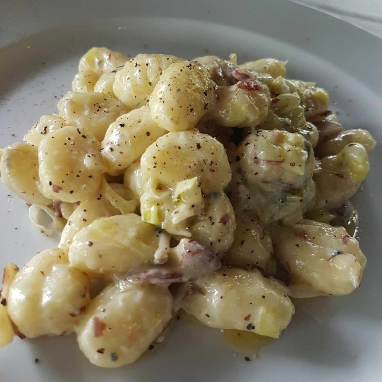 Gnocchi con finas hierbas y almendras 