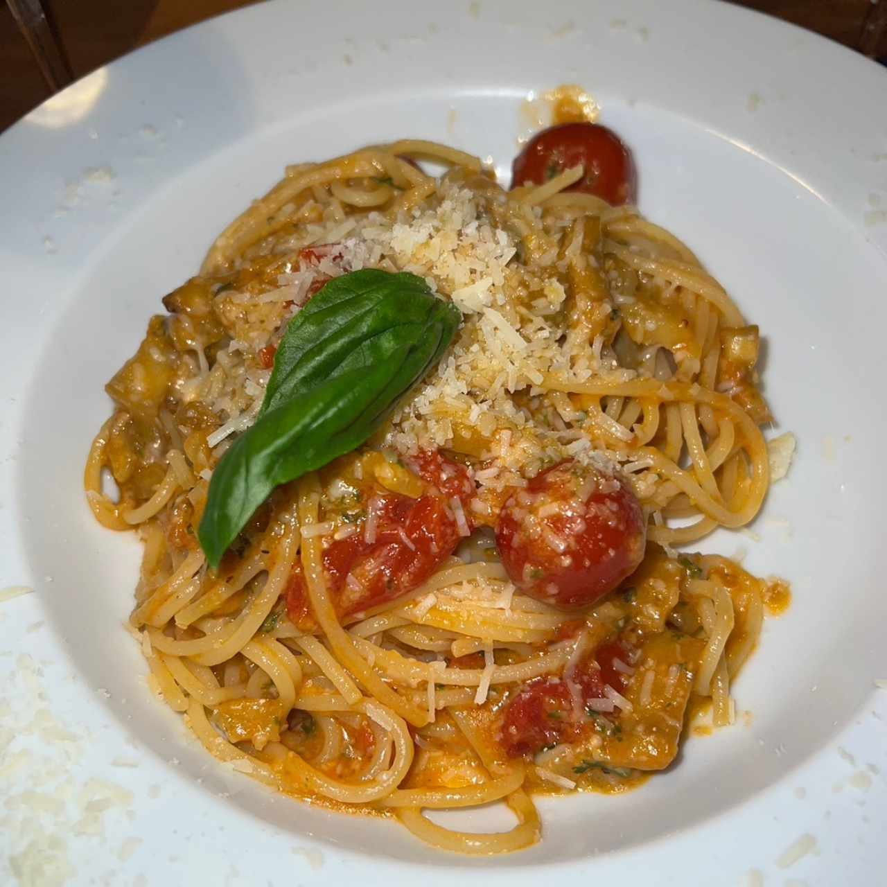 Spaguetti con tomate cherry, ajo y Berenjenas