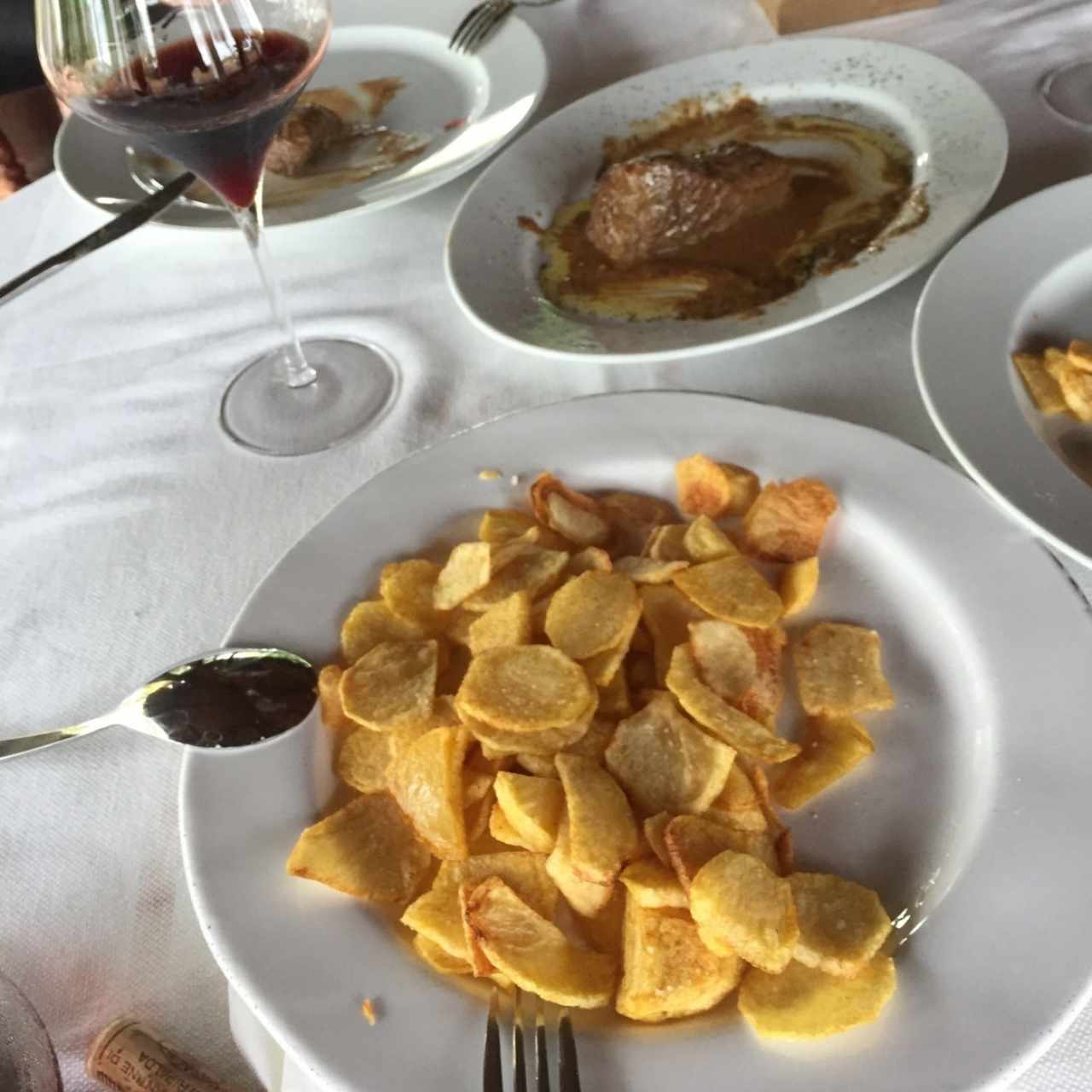 Filete a la piemienta verde con papas fritas cortadas a mano