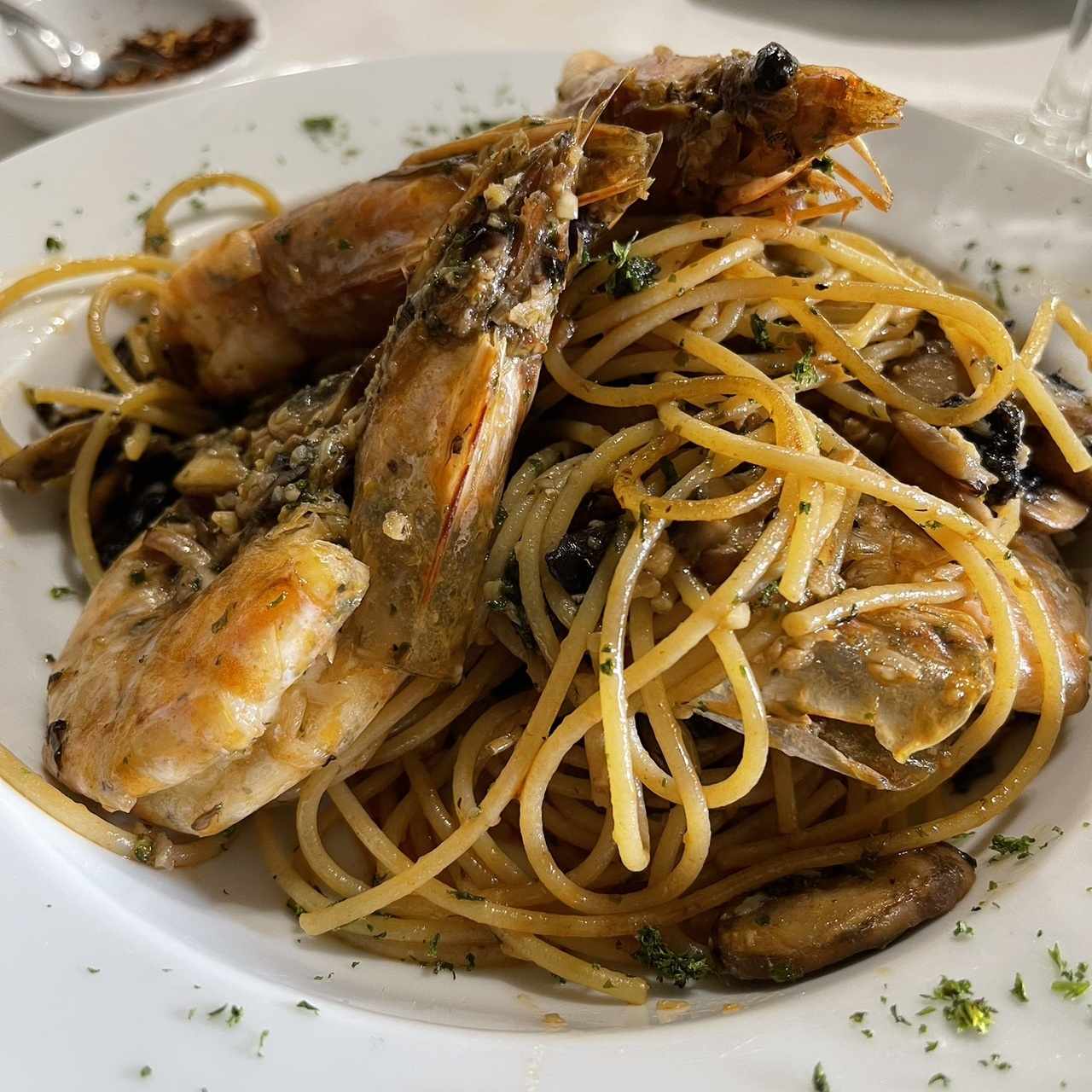 Soaguetti con langostinos y hongos