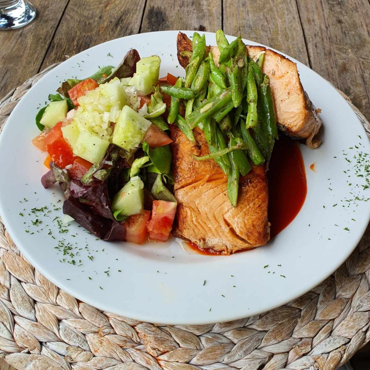 Salmón con Habichuelas y Ensalada de la Casa