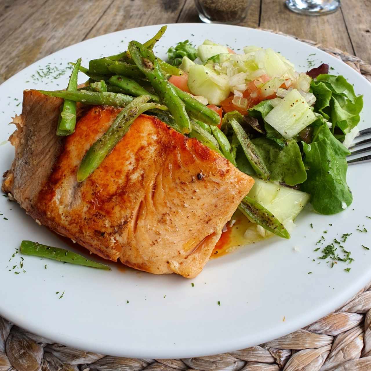 Salmón con Habichuelas y Ensalada de la Casa