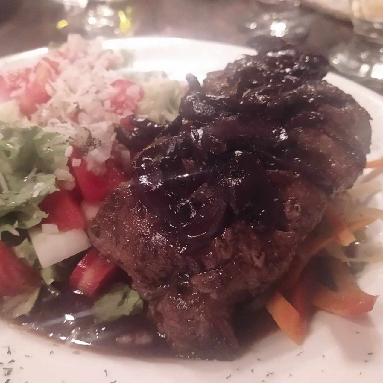 Filete de res en vino tinto y champiñones, vegetales calientes y ensalada.