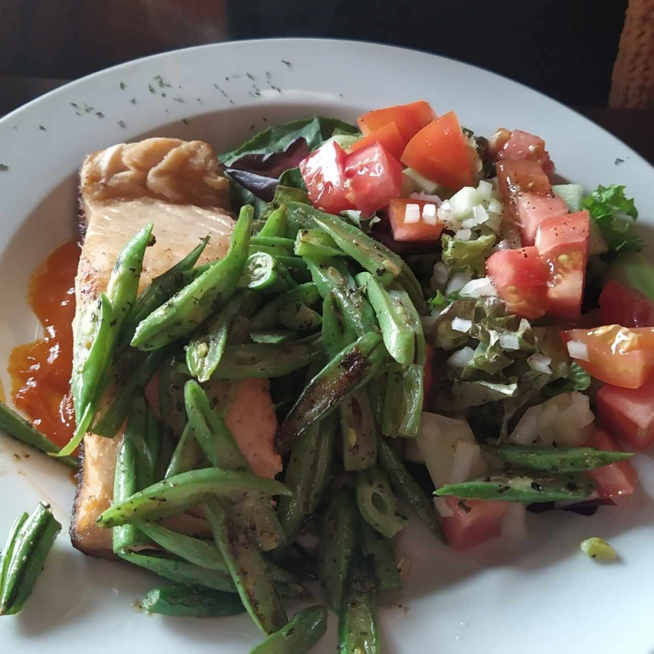 Salmón con habichuelas y ensalada.