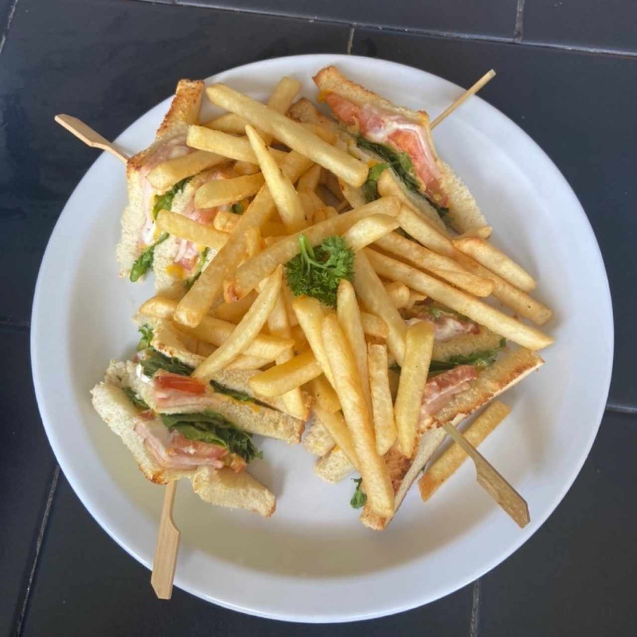 Club Sandwich con papas fritas